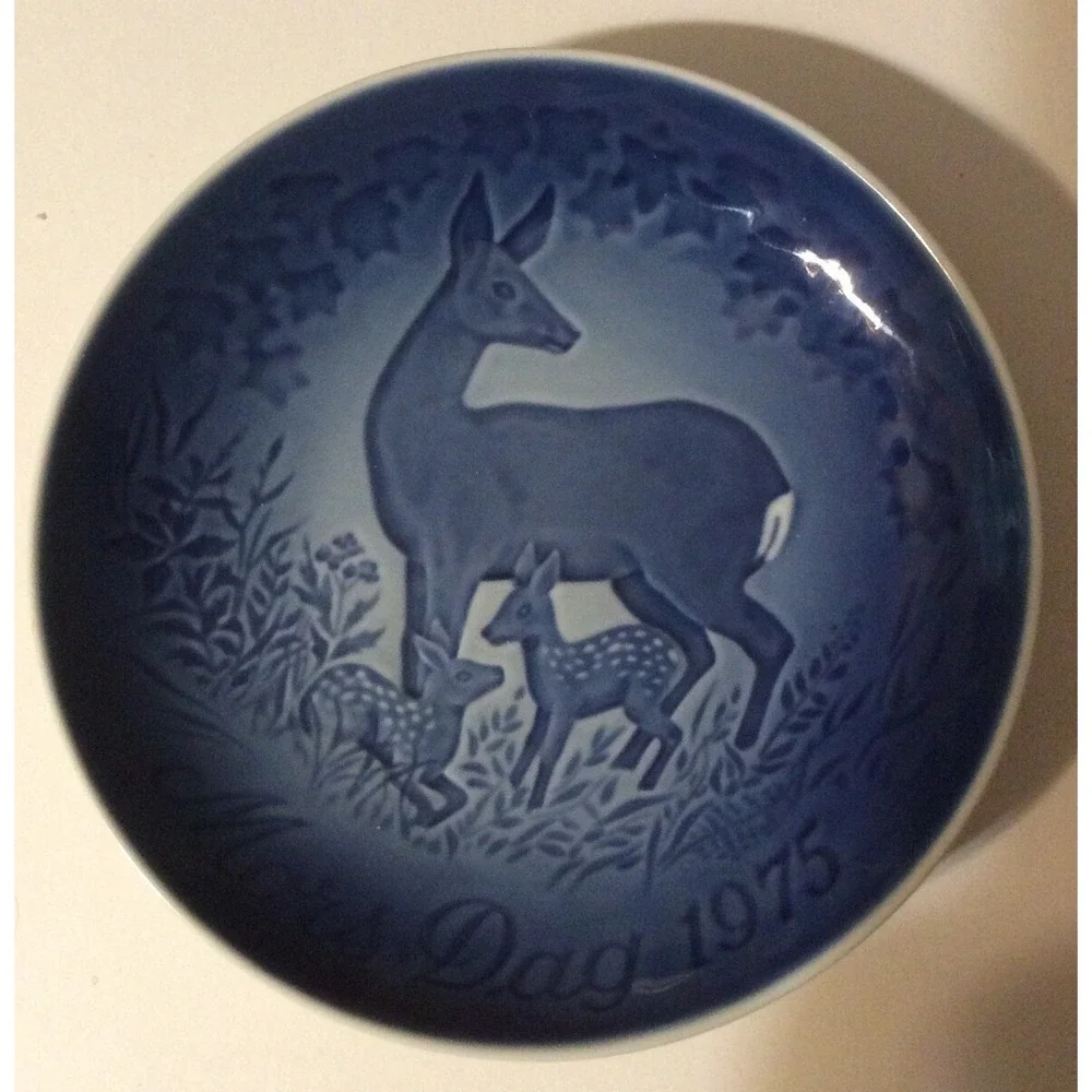 B & G Copenhagen Denmark 1975 Blue White Collector Plate Mother Deer And Fawns
